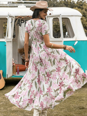 White floral maxi dress with button detail and short sleeves, made of 100% viscose.