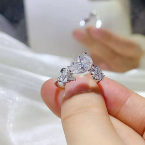 925 Sterling Silver 1 Carat Pear Cut Solitaire Ring, close-up detail