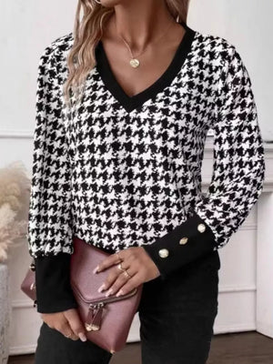 Printed V-neck Long Sleeve T-shirt in houndstooth, fabric detail