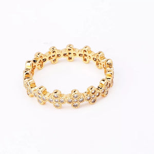 Gold-plated ring with delicate zircon cluster clover design