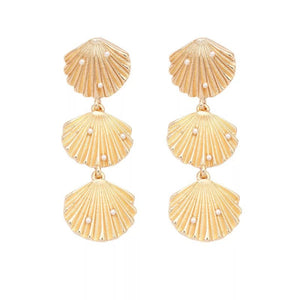 Gold seashell dangle earrings with pearls, 18K gold-plated.