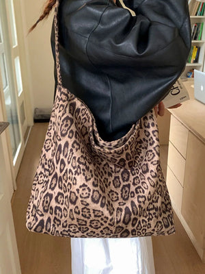 Stylish leopard print tote bag in khaki with a slouchy silhouette.