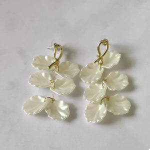 Elegant beige shell drop earrings with gold accents.