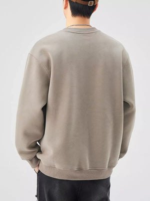 Men's oversized khaki graphic sweatshirt with crewneck and long sleeves.