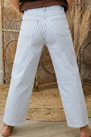 Chic striped barrel jeans in blue and white denim with a relaxed fit.