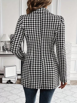 Houndstooth lapel collar blazer in plaid, with a tailored fit and long sleeves.