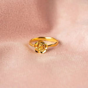 Gold ring with sculpted rosebud detail in 18K gold