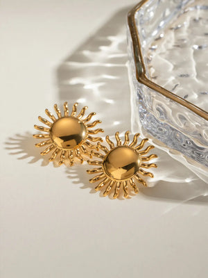 Gold sun stud earrings with sculpted rays, 18K gold-plated.