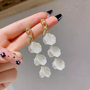 Elegant beige shell drop earrings with gold accents.