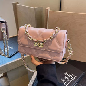Quilted Chain Strap Crossbody Bag in Pink, close-up detail