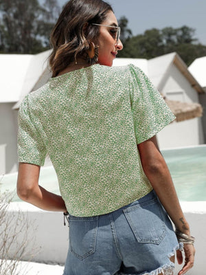Light green petal print ruched crop top with short sleeves