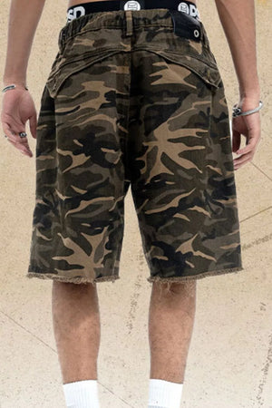 Men's Raw Hem Relaxed Fit Shorts, model styling view