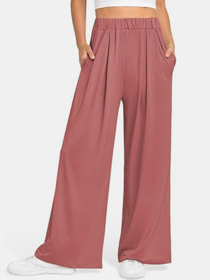 Pleated palazzo trousers with pockets in burnt coral.