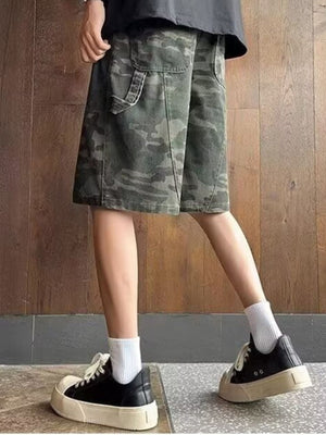 Men's camouflage cargo shorts with multiple pockets and a durable casual cut.