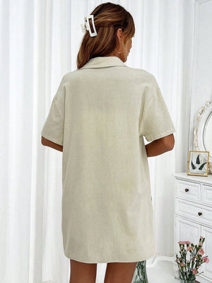 Linen resort shirt with short sleeves and collar, in a light beige color.