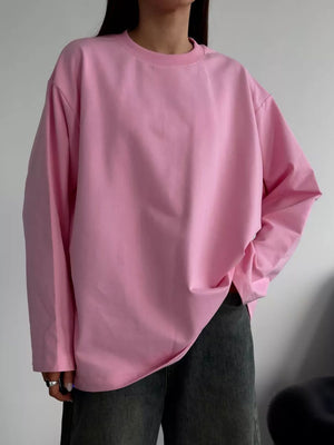 Pink oversized crewneck sweatshirt with voluminous sleeves and crew neckline.