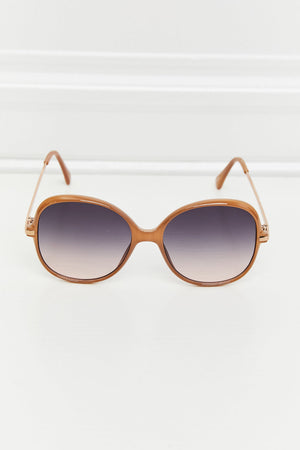 Oversized round frame sunglasses in caramel with gradient lenses and thin metal arms.