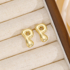 Alphabetical sculpted stud earrings in gold, Style P