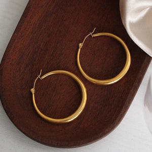 Sculpted oval gold hoop earrings, 18K gold-plated, casual everyday jewelry.
