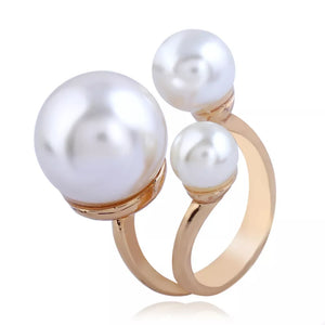 Gold-plated open ring with three white pearls, elegant and chic accessory