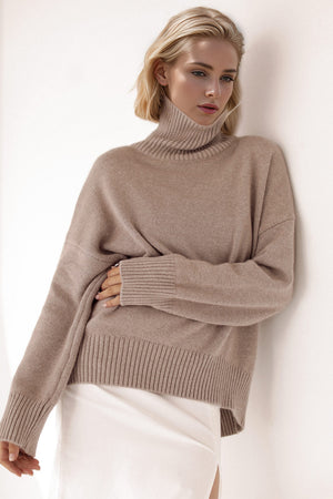 Oversized taupe cashmere turtleneck sweater with ribbed cuffs and hem.