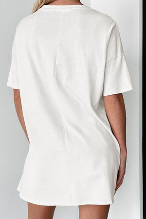 White oversized tee with short sleeves and a relaxed fit.