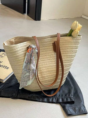 Straw Woven Shoulder Bag in Beige White, fit detail