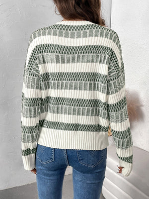Chic contrast knit pullover sweater in sage and white with a geometric pattern.