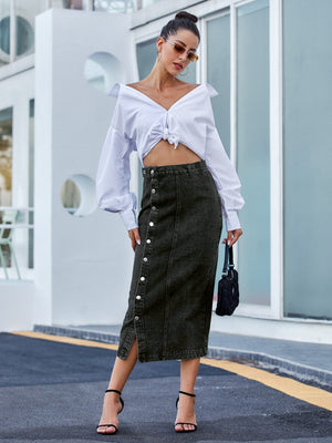 Button-front denim midi skirt in black with a slit and button detail.