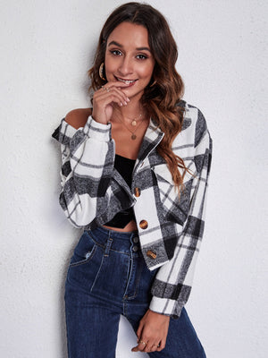 Chic plaid jacket in white and black with button closure and chest pockets.