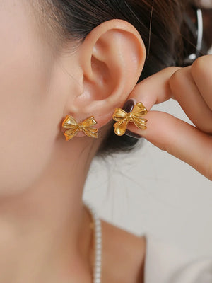 Gold bow earrings with pearl necklace detail