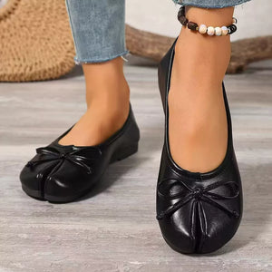 Black tabi slip-on flats with a bow detail and split toe.