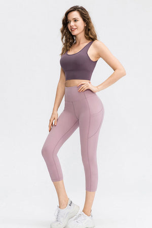 Sculpting capri leggings in lilac with phone pocket detail and contour stitching.