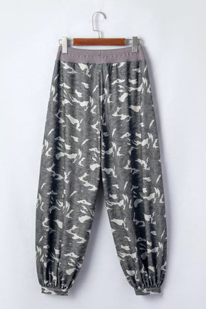 Camouflage barrel pants with elastic waistband and cuffs, featuring cargo pockets.