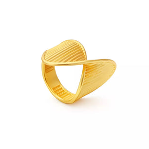 18k gold-plated ring with twisted texture and ribbed detail