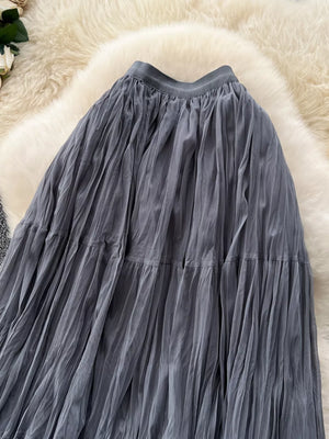 Elegant gray tiered tulle skirt with lining and delicate pleats