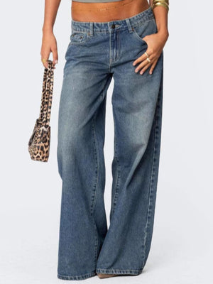 Timeless wide leg denim jeans in dark blue with a button-down closure, styled with a leopard print bag.