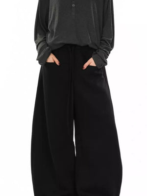 Black wide-leg sweatpants with drawstring and pockets.