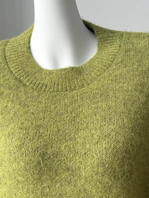 Moss green knit sweater with crew neck and ribbed collar, made of acrylic and cotton blend.