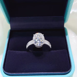 8 Carat 925 Sterling Silver Moissanite Ring, close-up detail