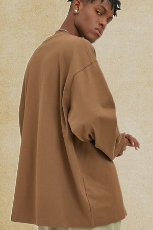 Oversized drop-shoulder crewneck pullover in camel, made of 100% cotton.