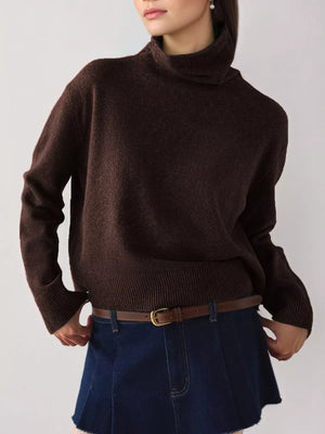 Pink turtleneck sweater with ribbed cuffs and long sleeve
