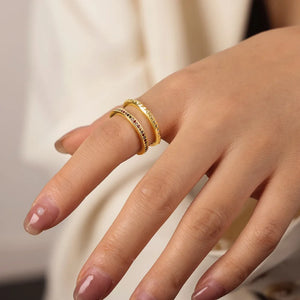Double band ring with pavé dark green stones and textured detail