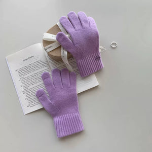 Luxurious wool knit gloves in lavender with ribbed cuffs and a small button detail.