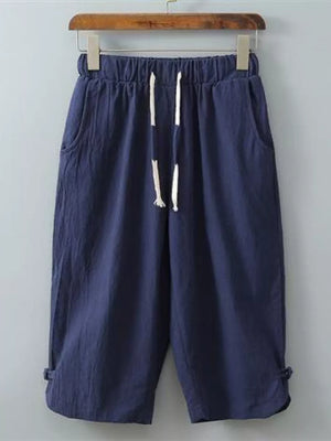 Navy blue cropped sweatpants with drawstring and side pockets.