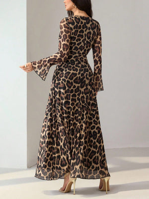 Maxi dress with flare sleeves in animal print, made of 100% polyester, with a flowing skirt.