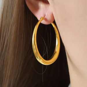 Sculpted oval gold hoop earrings, 18K gold-plated, for women.