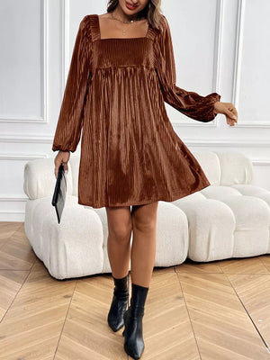 Chic velvet mini dress with square neckline and long sleeves in brown.