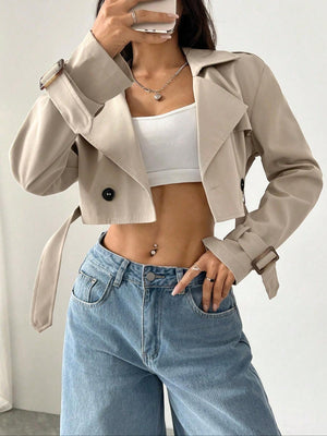 Beige cropped double-breasted trench coat with belt and adjustable cuffs.
