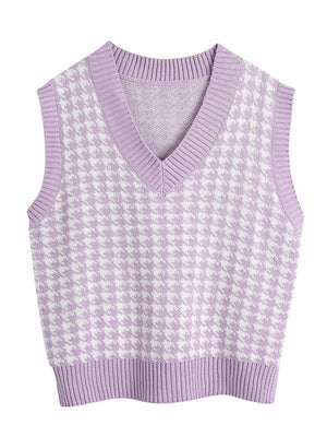 Houndstooth knit V-neck tank top in lavender and white with ribbed trim.